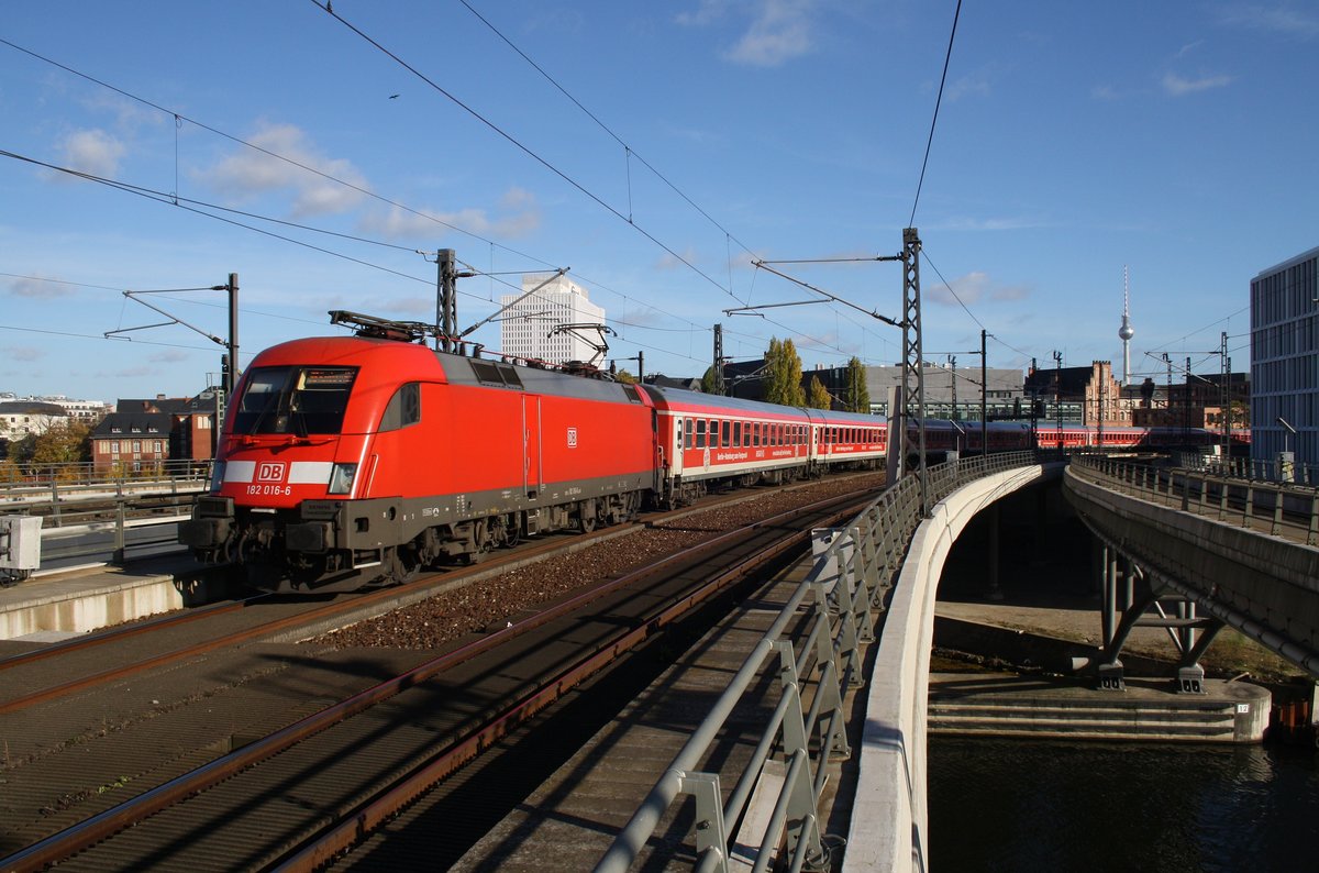 182 016-6 fährt am 30.10.2016 mit dem IRE4278  Berlin-Hamburg-Express  von Berlin Ostbahnhof nach Hamburg Hauptbahnhof in den Berliner Hauptbahnhof ein.
