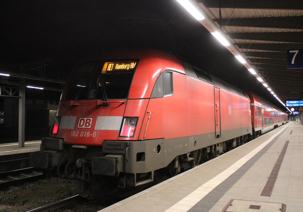 182 016-6 mit RE4316(Rostock-Hamburg)stand am Abend im Menschen leeren Rostocker Hbf.16.01.2021