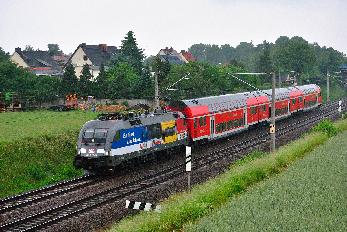 182 016-6 mit S-Bahn S2 von Delitzsch unt. Bf nach Leipzig-Connewitz, bei Zschortau. 01.06.2016