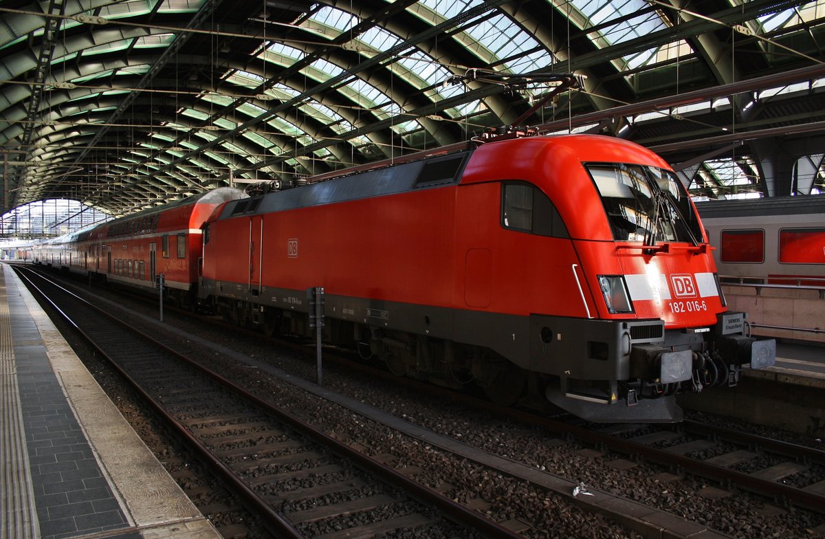 182 016-6 steht am Morgen des 6.8.2017 mit dem RE1 (RE3166) von Berlin Ostbahnhof nach Brandenburg Hauptbahnhof im Startbahnhof bereit.