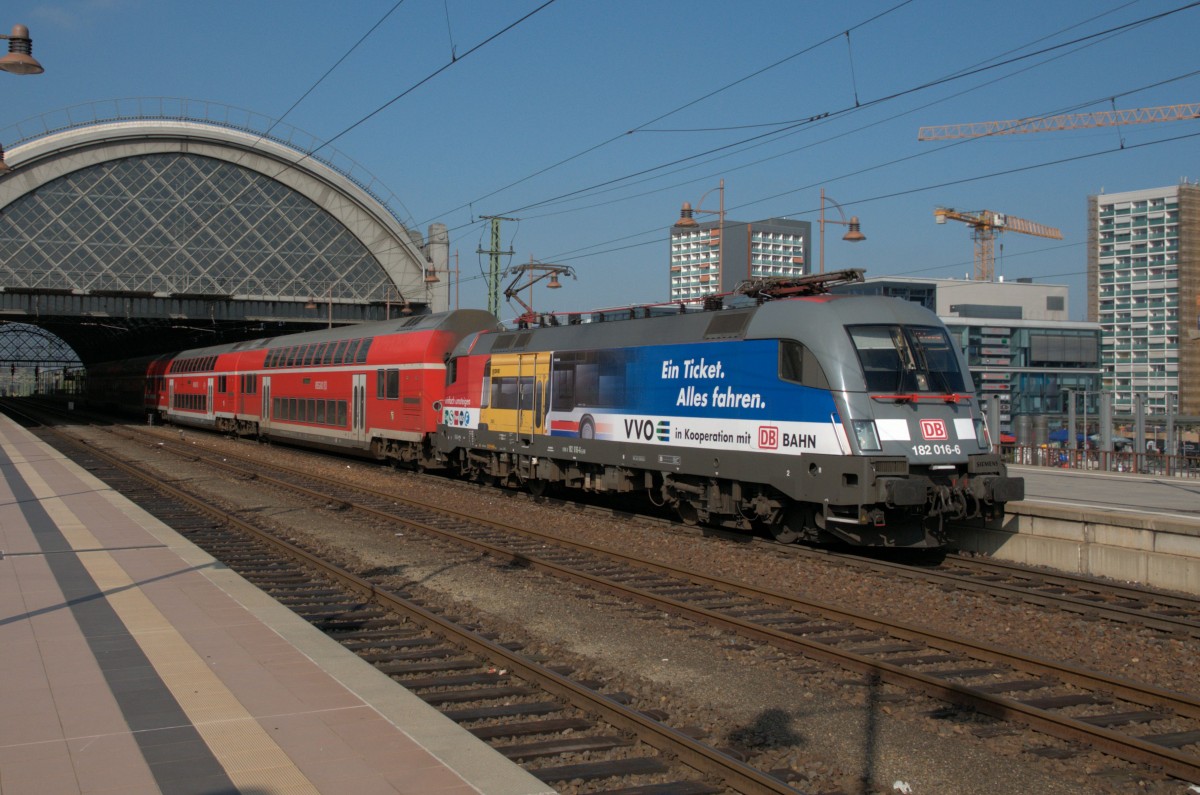 182 016 am 04.10.14 im Dresdner Hauptbahnhof