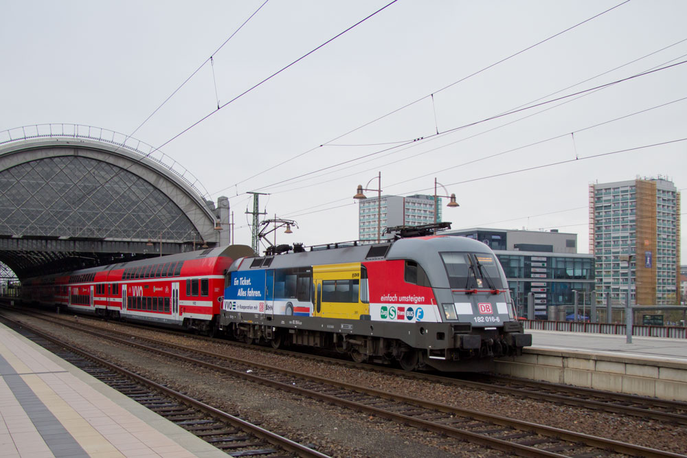 182 016, anllich des 40. Geburtstages der S-Bahn Dresden mit Werbung fr den VVO-Verbundtarif beklebt, zieht die S1 aus den Dresdner Hbf. 17.11.2013