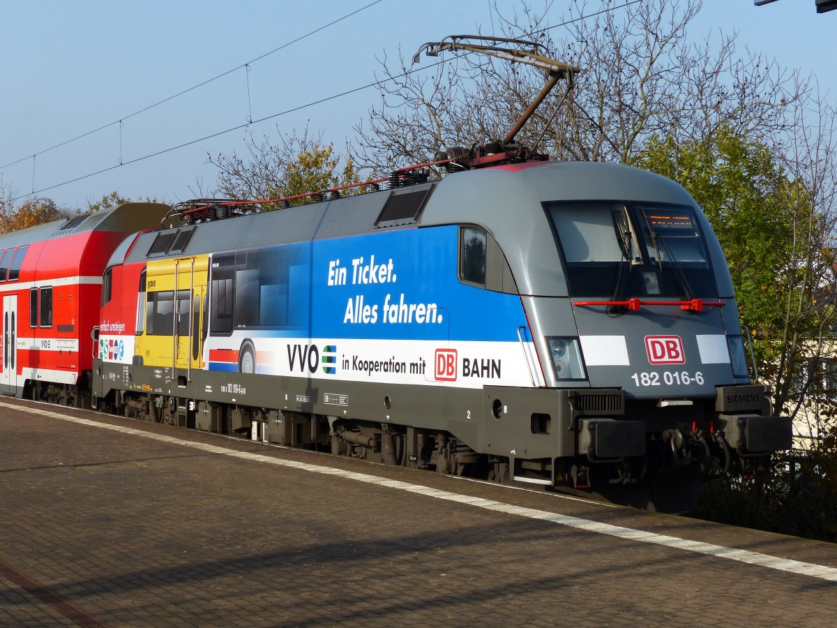 182 016 bringt etwas Farbe in den  roten Einheitsbrei  der Dresdener S-Bahn.Dresden-Strehlen 14.11.2014.