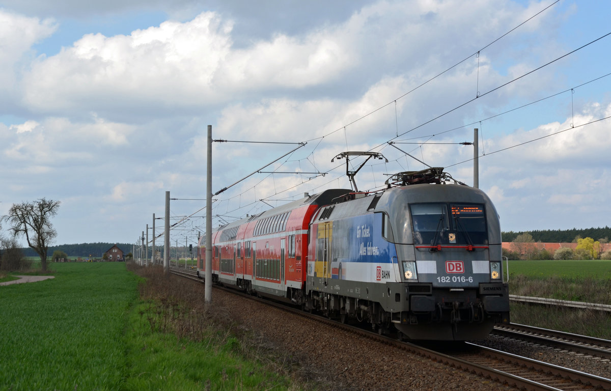 182 016 fuhr mit einer Doppelstockgarnitur am 08.04.16 als RB von Magdeburg kommend durch Rodleben Richtung Dessau. Ab Dessau verkehrt der Zug weiter als S2 nach Leipzig-Connewitz.