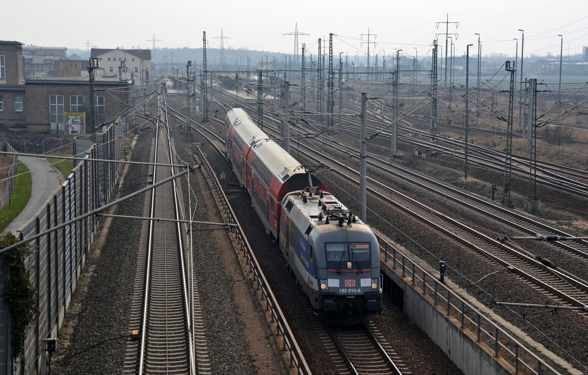 182 016 hat mit ihrer S-Bahn am 28.02.16 Bitterfeld verlassen und rollt nun in die Unterführung Richtung Dessau.