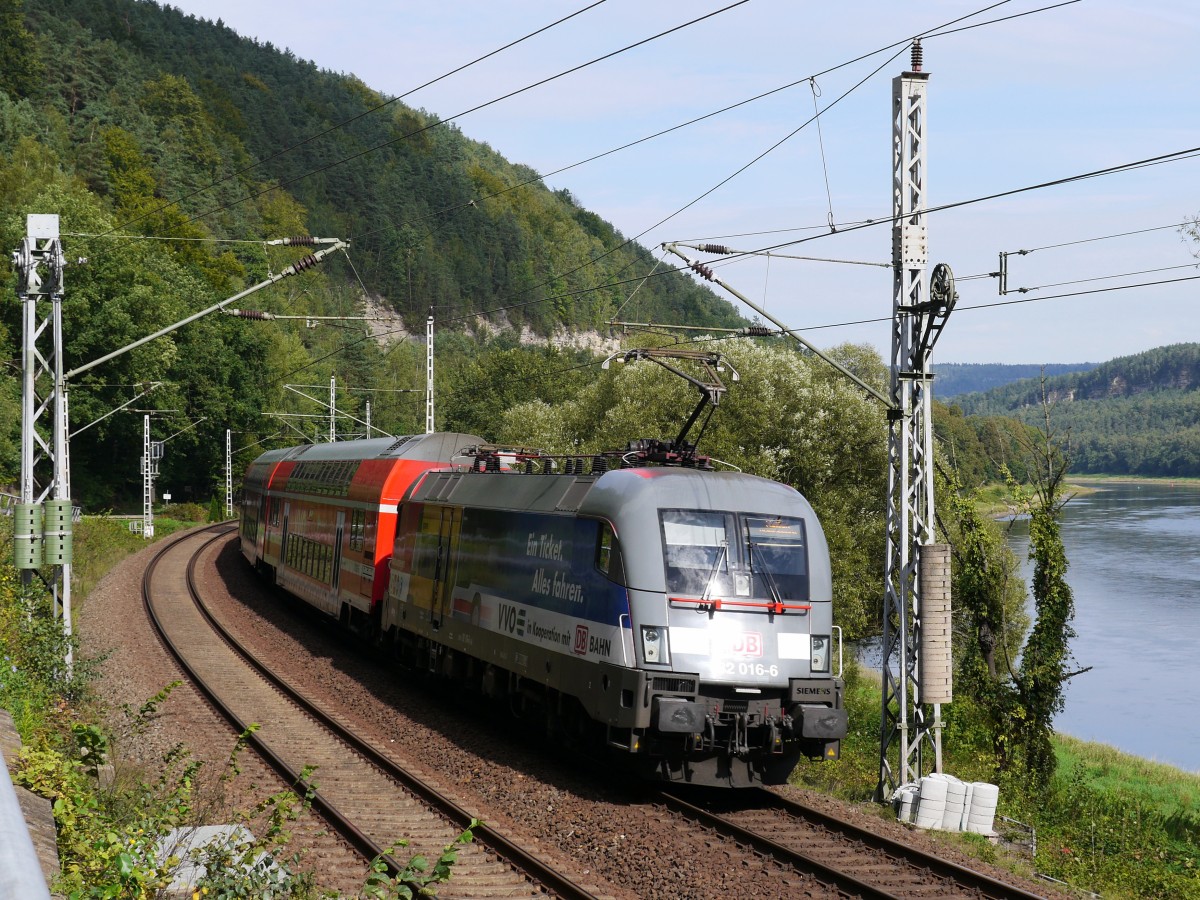 182 016, die Werbelok des VVO, schiebt die S1 in Richtung Dresden bzw. Meissen; zwischen Königstein und Kurort Rathen (Sächsische Schweiz), 22.09.2015
