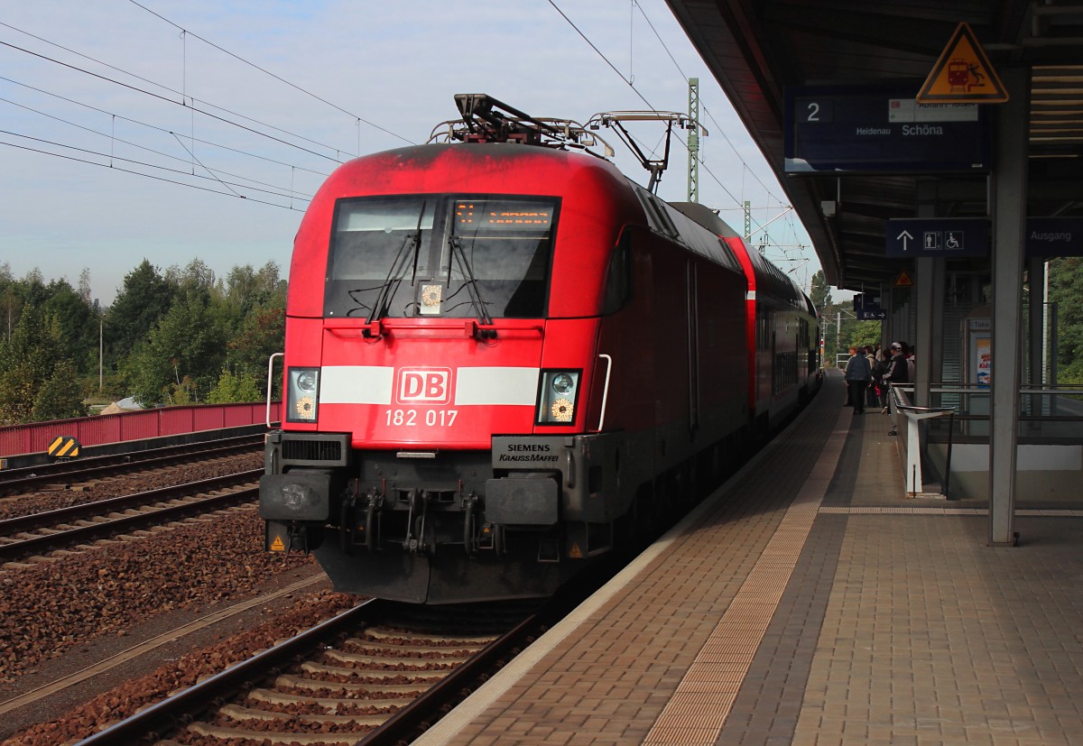 182 017-4 fährt am 30.09.2015 mit der S1 (Meißen Triebischtal - Schöna) in die S-Bahnstation von Dresden-Reick.