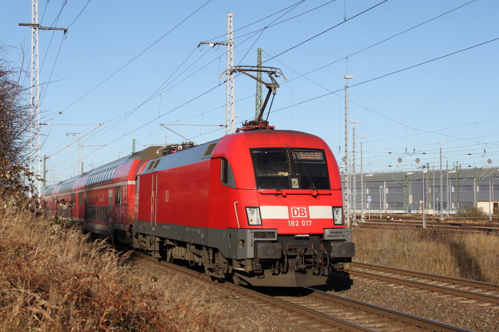 182 017-4 mit RE4309(Hamburg-Rostock)bei der Einfahrt im Rostocker Hbf.27.11.2016