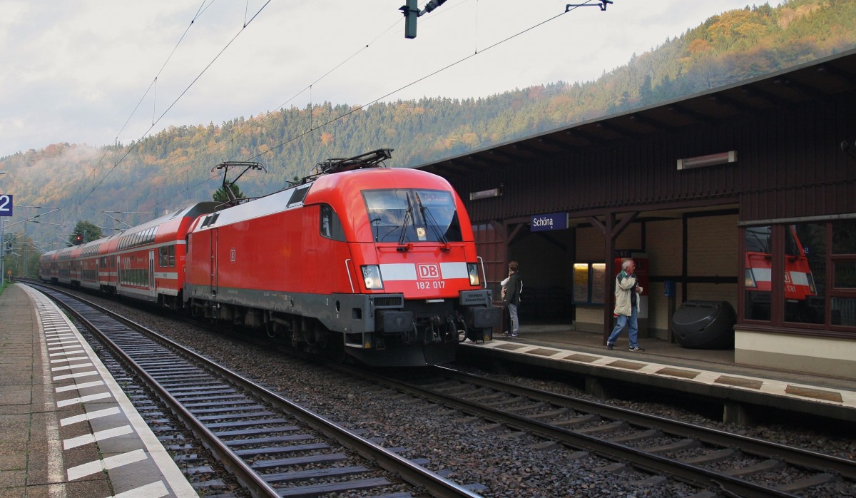182 017 kam am 16.10.2014 mit der S1 von Meißen nach Schöna im Elbtal, hier im Grenzbahnhof Schöna. Nach kurzem Aufenthalt von 5 min ging es als S1 nach Meißen zurück.