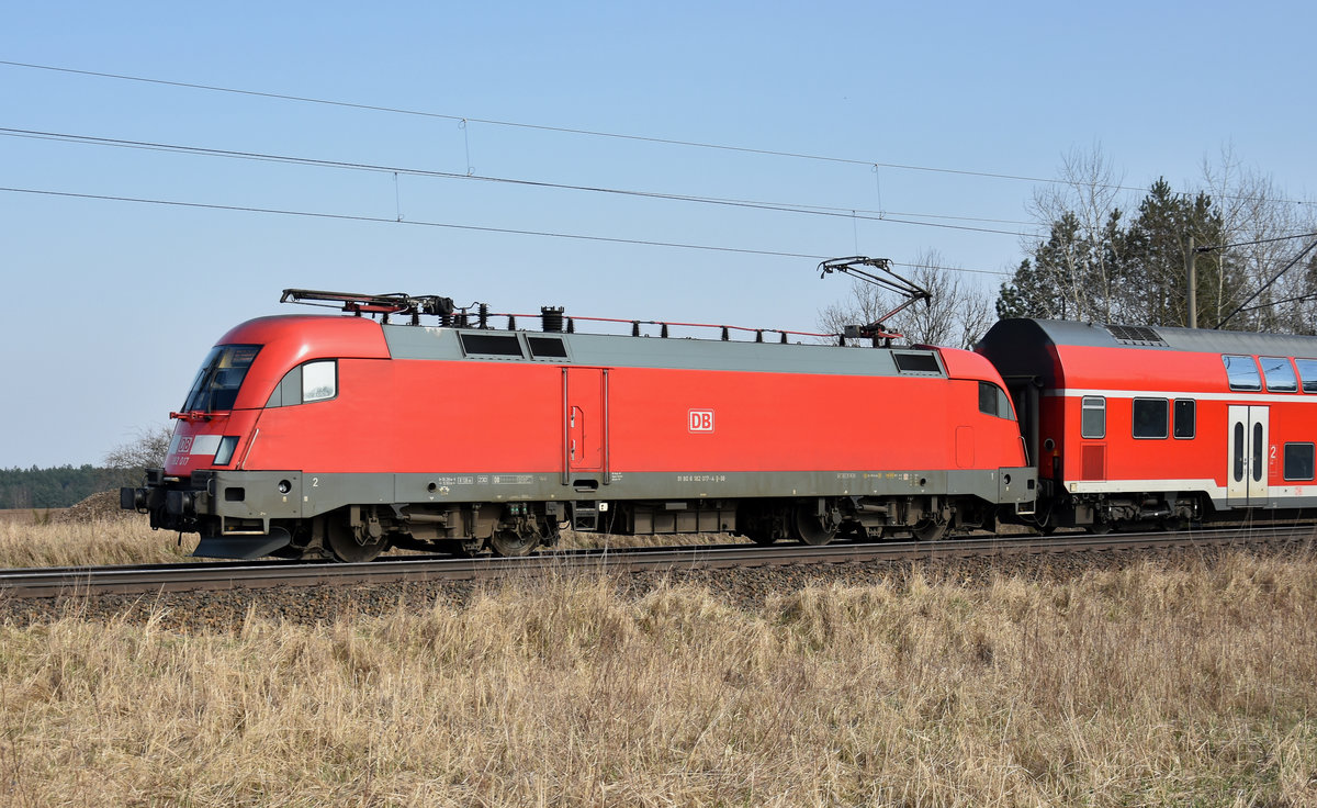 182 017 mit dem HanseExpress als RE1 unterwegs nach Büchen. 10.04.2018, 3km östlich von Büchen.