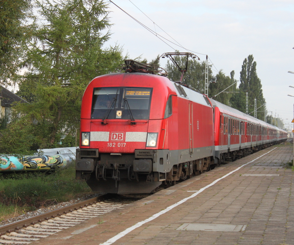 182 017 mit Kreuzfahrer 13290 von Warnemünde nach Berlin-Ostbahnhof bei der Durchfahrt im Haltepunkt Rostock-Holbeinplatz.25.08.2017