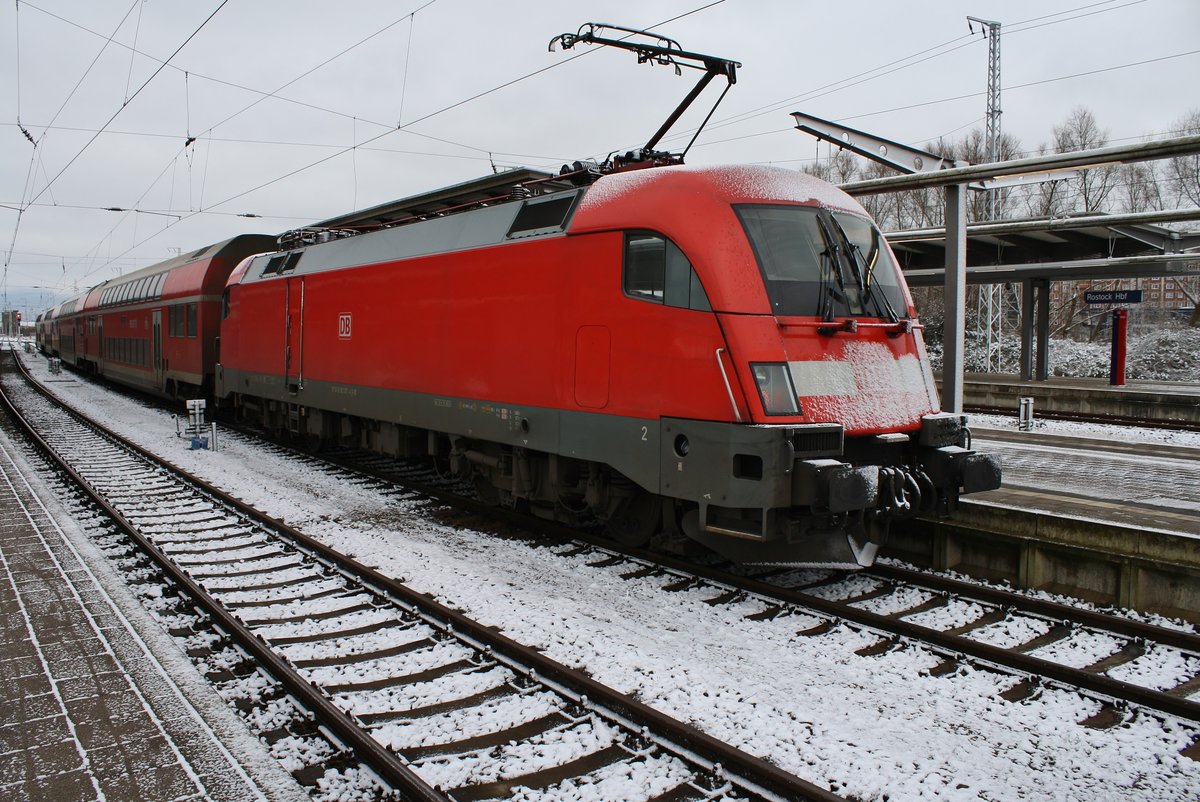 182 017 steht am 3.2.2018 mit dem RE5 (RE4359) nach Elsterwerda im Rostocker Hauptbahnhof bereit.