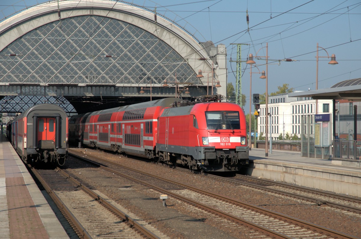 182 018 am 04.10.14 ebenfalls im Dresdner Hauptbahnhof