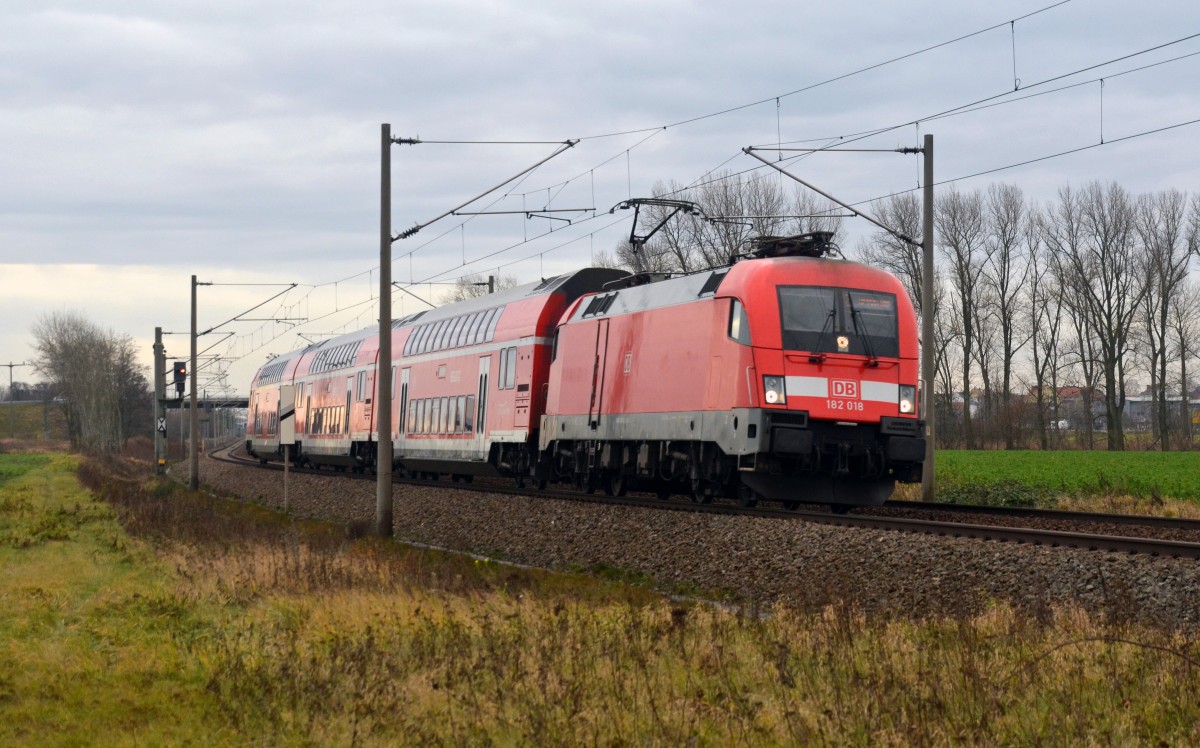 182 018 oblag am 17.12.15 die Bespannung einer S2 von Leipzig-Connewitz nach Dessau. Hier passiert sie nach einem Halt in Delitzsch Benndorf.