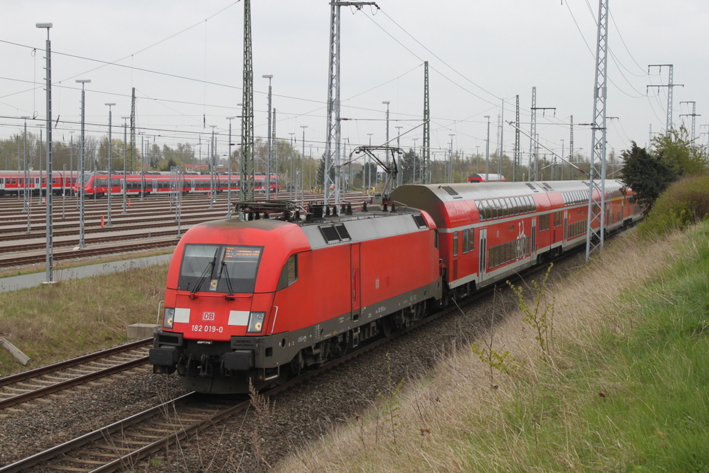 182 019-0 mit RE 4356(Wnsdorf-Waldstadt-Rostock)bei der Einfahrt im Rostocker Hbf.21.04.2017 
