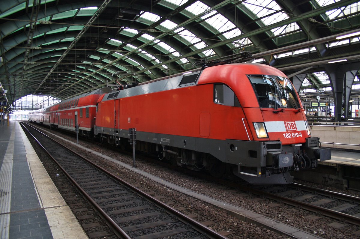 182 019-0 steht am 30.10.2016 mit dem RE1 (RE18175) von Brandenburg Hauptbahnhof nach Frankfurt(Oder) im Berliner Ostbahnhof.