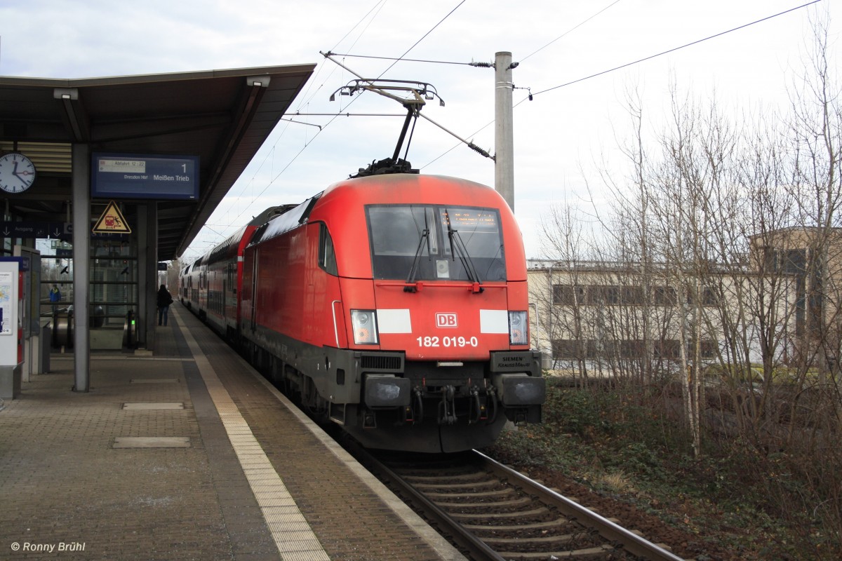 182 019 ist am 09.01.2013 mit ihrem RE am Hp. Dresden - Dobritz zum stehen gekommen. Diese Loks lösen nun schrittweise die 143iger ab.