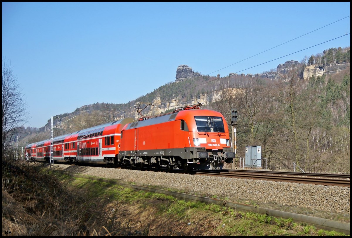 182 019 auf dem Weg nach Schmilka-Hirschmühle. Im Hintergrund die Schrammsteine. Aufgenommen am 27.03.2014
