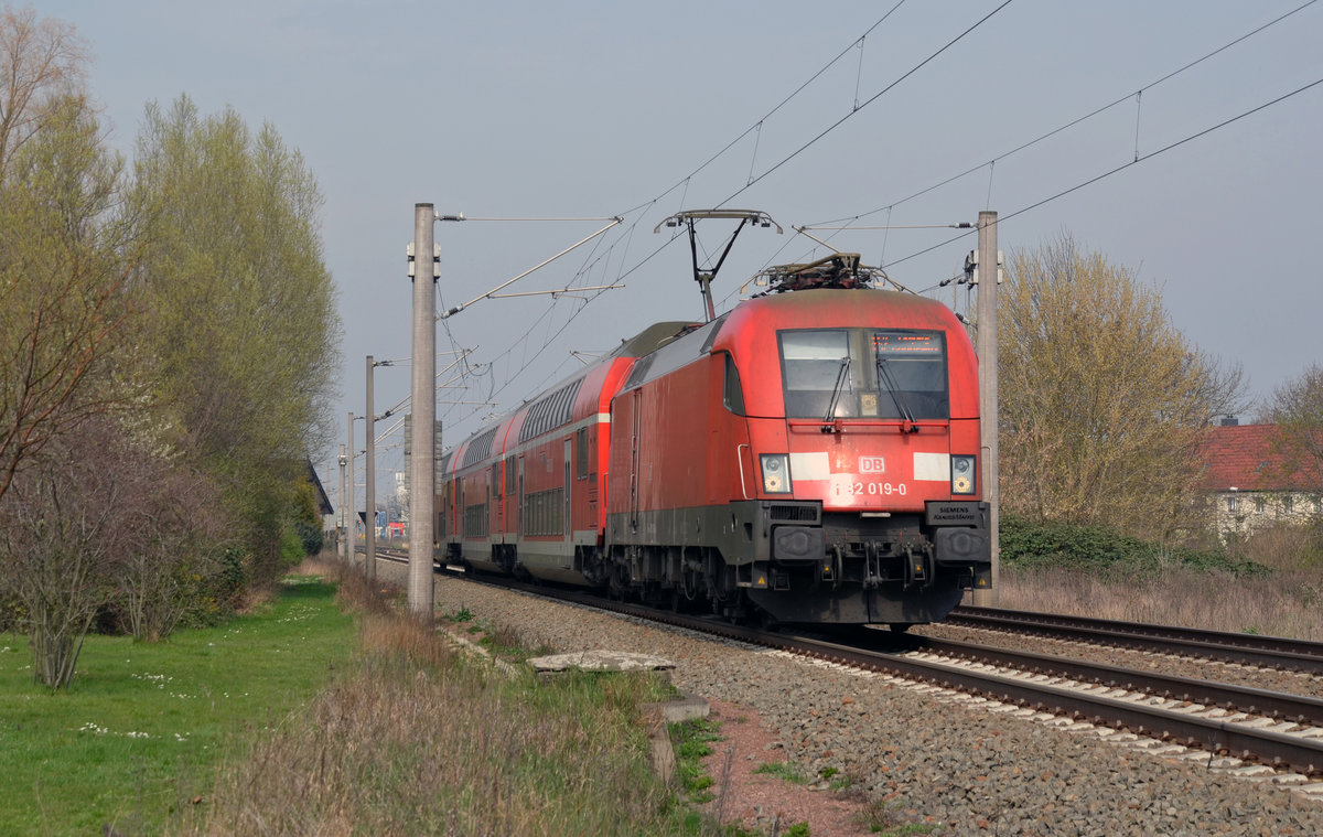 182 019 rollte am 05.04.16 mit einer S2 nach Leipzig-Connewitz Richtung Bitterfeld.