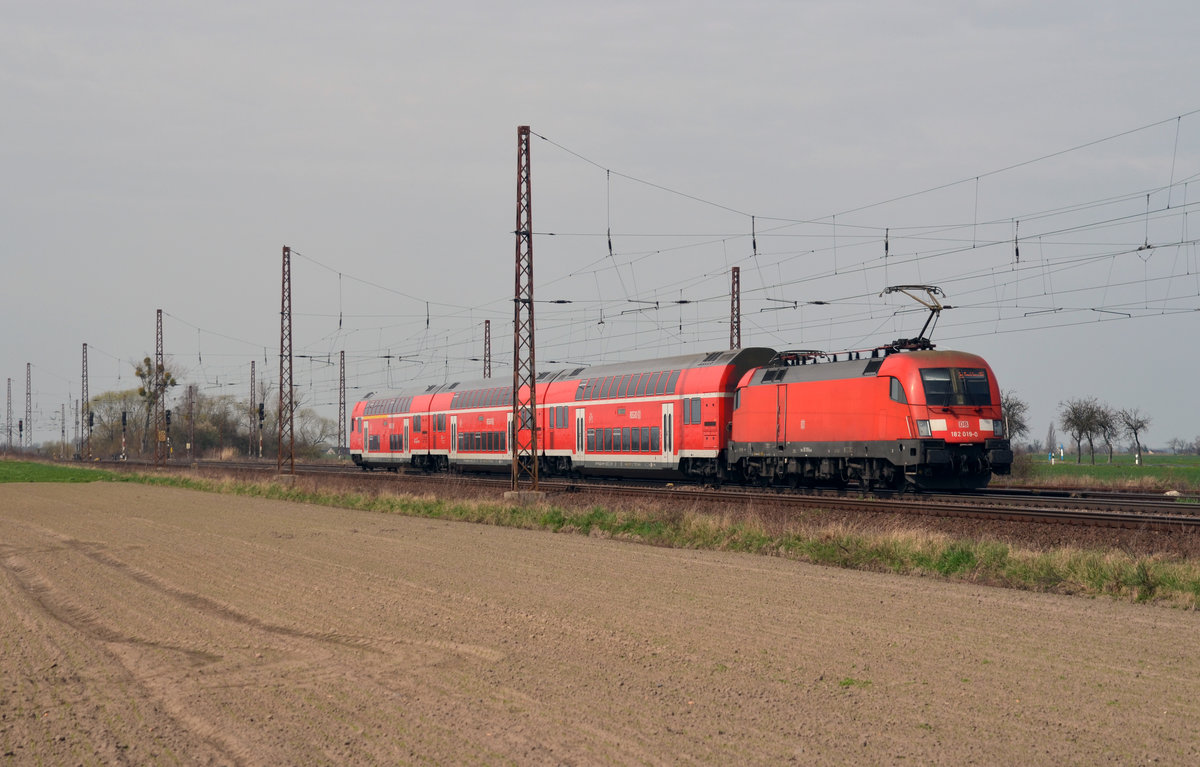 182 019 schob am 03.04.16 eine RB/S2 von Leipzig-Connewitz nach Magdeburg. Hier hat sie den Bahnhof Güterglück bereits verlassen und ist nun auf dem Weg nach Magdeburg.
