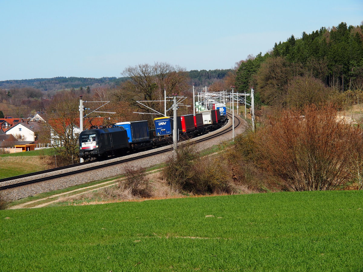 182 019 zieht einen KLV-Zug Richtung München. Am 04.04.18 bei Paindorf.
