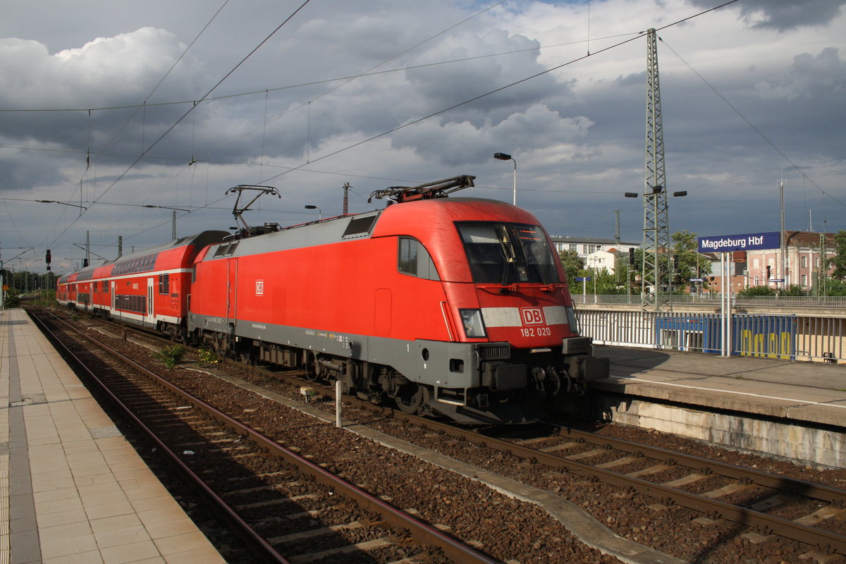 182 020 brachte am 1.8.2016 die RB42/S2 (RB17716) aus Leipzig-Connewitz nach Magdeburg.