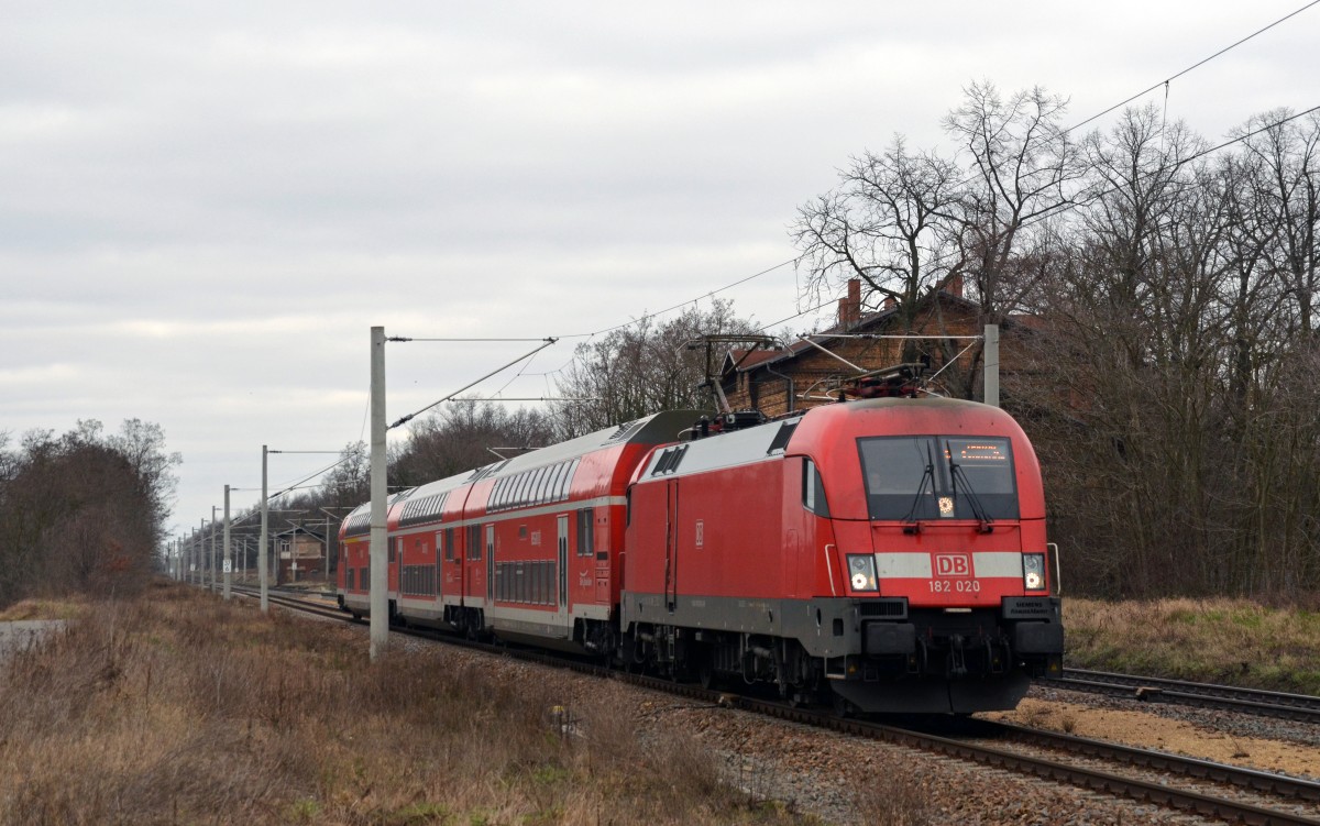 182 020 erreicht am 16.02.16 mit einer S2 aus Dessau kommend den Haltepunkt Raguhn. Anschließend ging die Fahrt mit musikalischer Einlage weiter nach Leipzig-Connewitz.