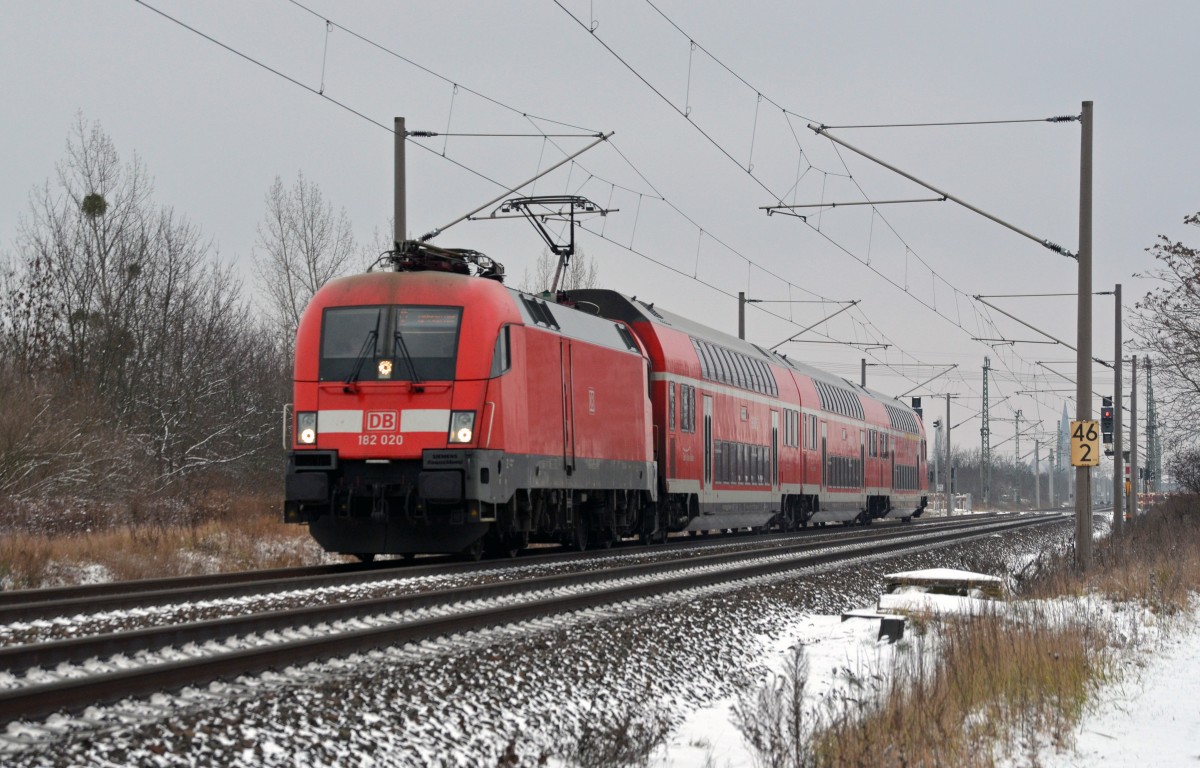 182 020 führte am 17.01.16 eine S2 durch Greppin nach Dessau.