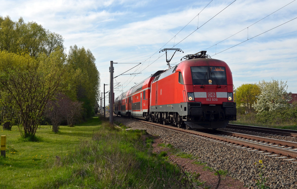 182 020 führte am 22.04.16 ihre S2 durch Greppin Richtung Bitterfeld. Ziel ist der S-Bahnhof im Leipziger Stadtteil Connewitz.