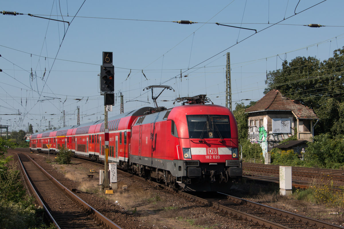 182 020 mit dem RE1 nach FRankfurt (Oder) über Berlin bei der Einfahrt in den Bahnhof Magdeburg-Neustadt. Fotografiert am 14.08.2017. 