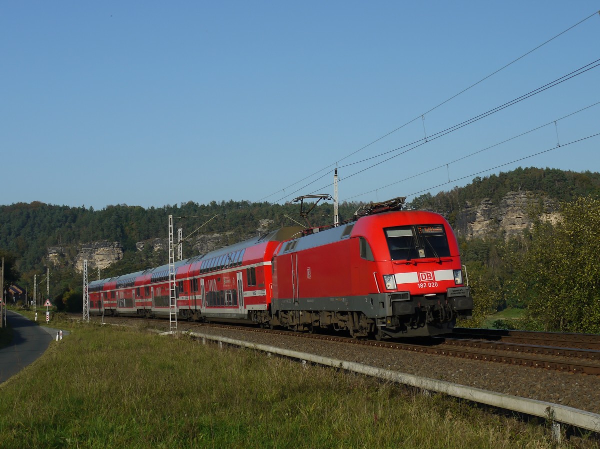 182 020 mit S-Bahn von Meißen-Triebischtal nach Bad Schandau in der Sächsischen Schweiz; zwischen Kurort Rathen und Königstein, 09.10.2014
