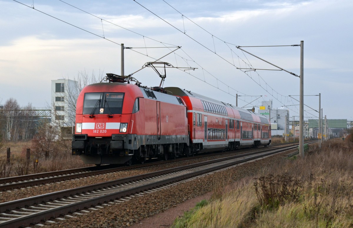 182 020 passiert mit einer S2 aus Dessau kommend am 27.12.15 Greppin. Ziel des Zuges ist Leipzig-Connewitz.