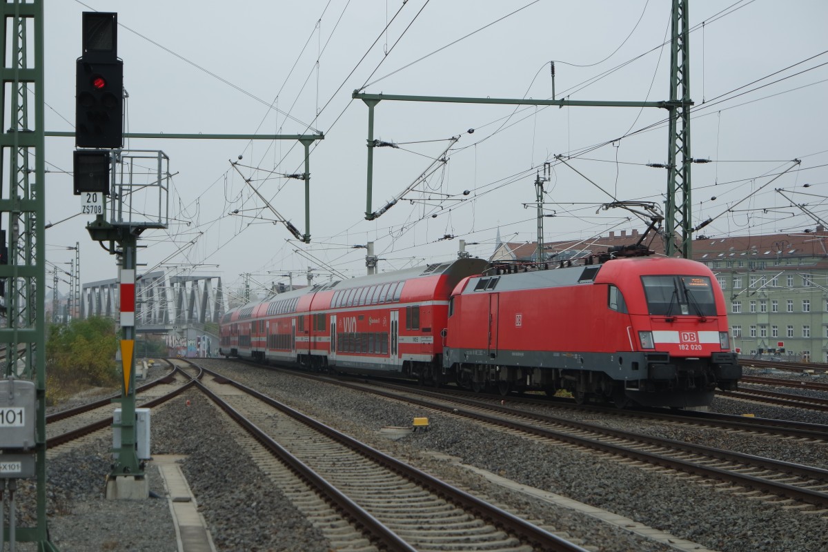 182 020 schiebt am 30.10.2015 eine S-Bahn nach Meissen aus dem Bahnhof Dresden-Neustadt.