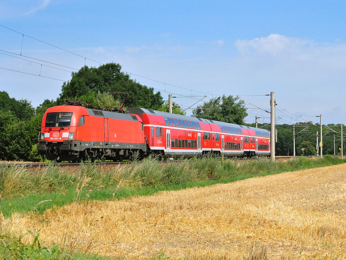 182 021-6 mit der S-Bahn S2 von Dessau hbf nach Leipzig Hbf, zwischen Delitzsch und Zschortau, am 10.07.2016