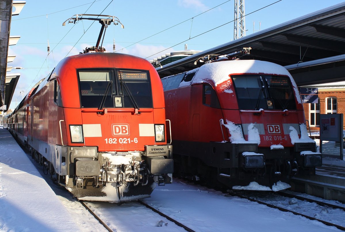 182 021-6 trifft am 12.02.2021 mit dem RE1 (RE4305) von Hamburg Hauptbahnhof im Rostocker Hauptbahnhof auf 182 016-6 mit dem RE1 (RE4306) nach Hamburg Hauptbahnhof. 