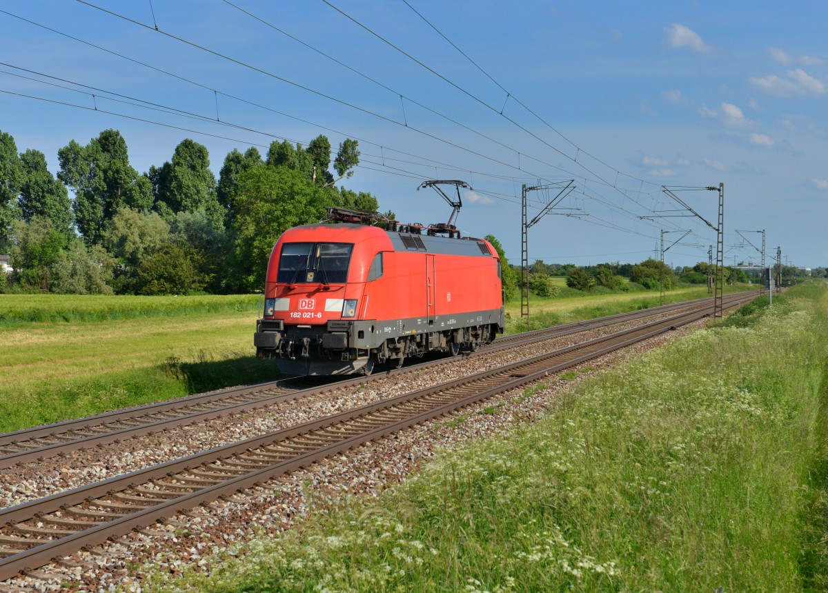 182 021 am 01.06.2015 bei Plattling. 