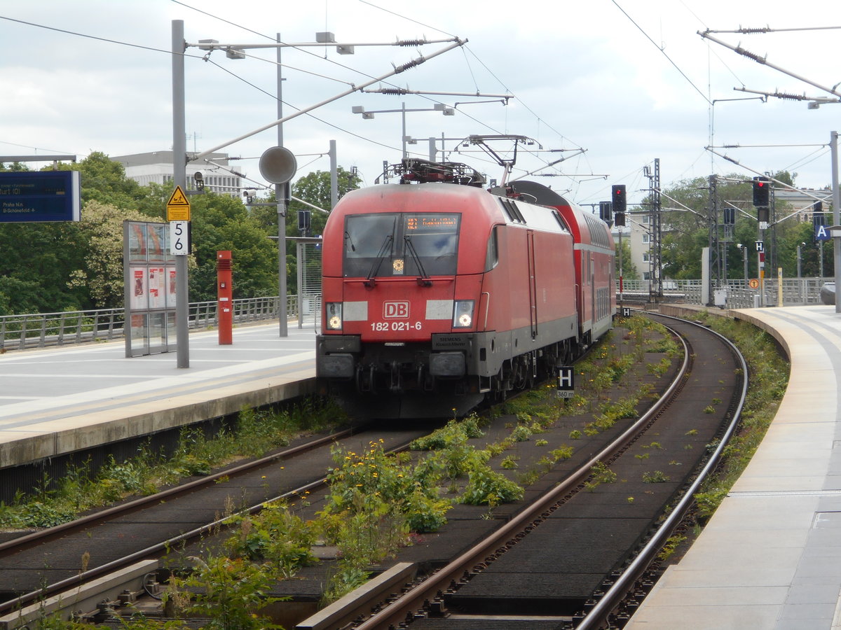 182 021 an der Westeinfahrt am Berliner Hbf,am 25.Mai 2019.
