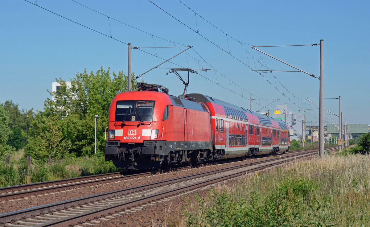 182 021 bespannte am 22.06.16 eine S2 nach Leipzig-Connewitz. Gleich wird der Haltepunkt Greppin erreicht. Die Ablösung der Taurus durch Talent2 hat bereits begonnen.