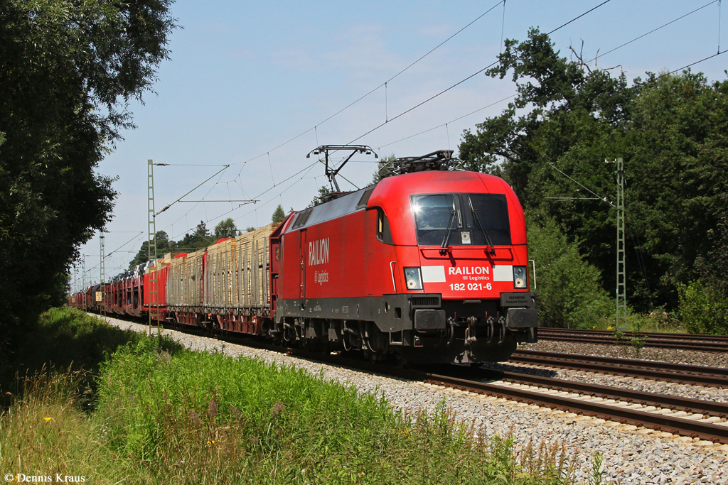 182 021 mit einem gemischten Güterzug am 09.07.2011 in Haar.