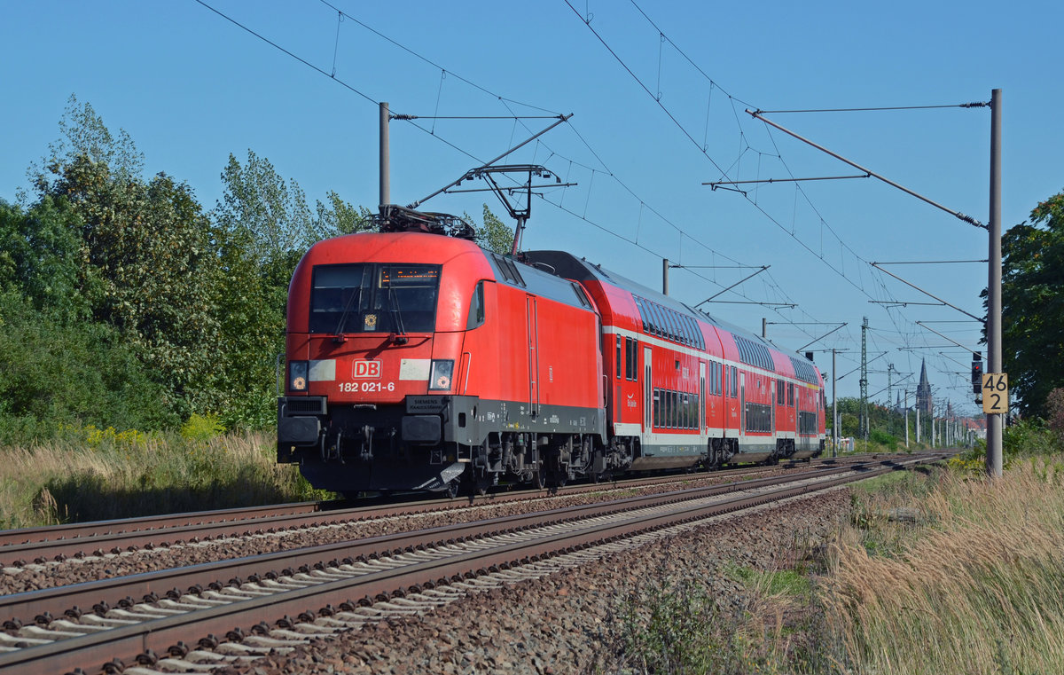 182 021 verkehrte am 07.08.16 noch auf der S2. Hier rollt sie mit einer Garnitur als S2 nach Magdeburg am 07.08.16 durch Greppin.