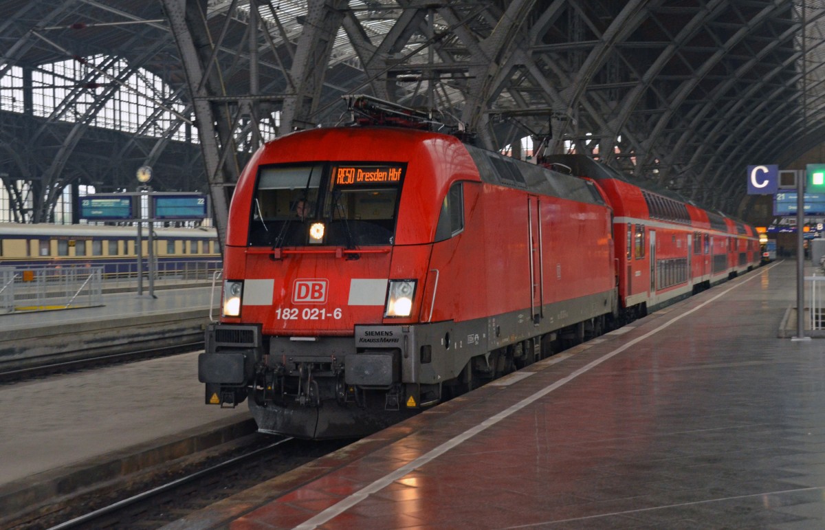 182 021 verlässt mit einem RE nach Dresden am 13.10.15 den Leipziger Hbf.
