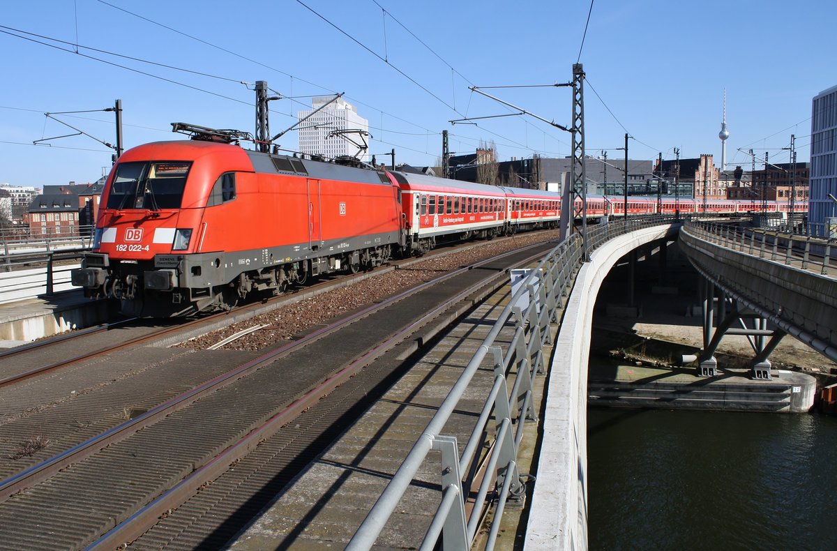 182 022-4 erreicht am 18.3.2018 mit dem IRE4278  Berlin-Hamburg-Express  von Berlin Ostbahnhof nach Hamburg Hauptbahnhof den Berliner Hauptbahnhof.