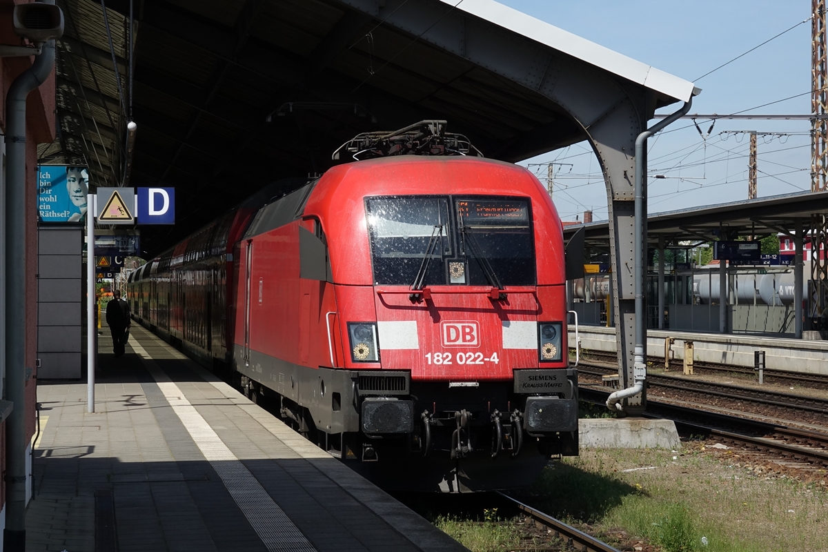 182 022-4 hat mit dem RE 1 aus Magdeburg Hbf. den Zielbahnhof Frankfurt/Oder erreicht. (17.05.2017) 