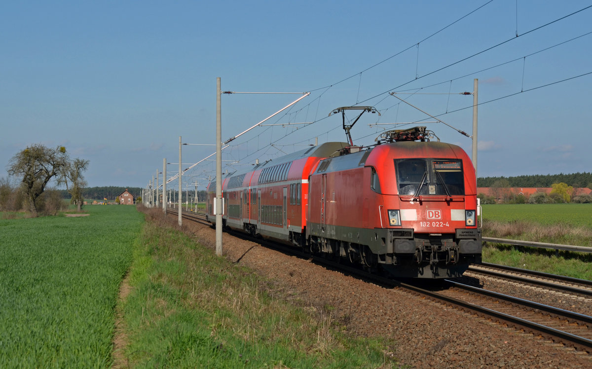 182 022 bespannte am 08.04.16 eine RB/S2 aus Magdeburg nach Leipzig-Connewitz. Hier passiert der Taurus Rodleben.