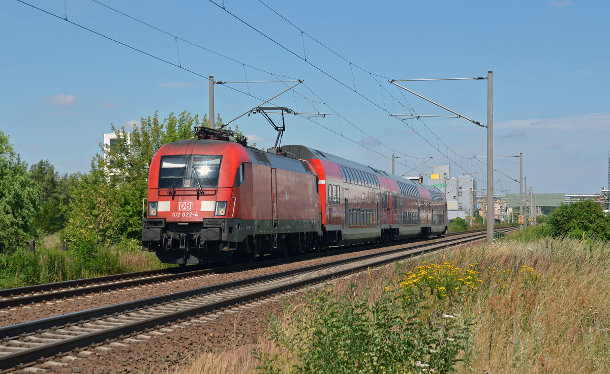 182 022 erreicht mit einer S2 nach Leipzig-Connewitz am 10.07.16 in kürze den Haltepunkt Greppin. 