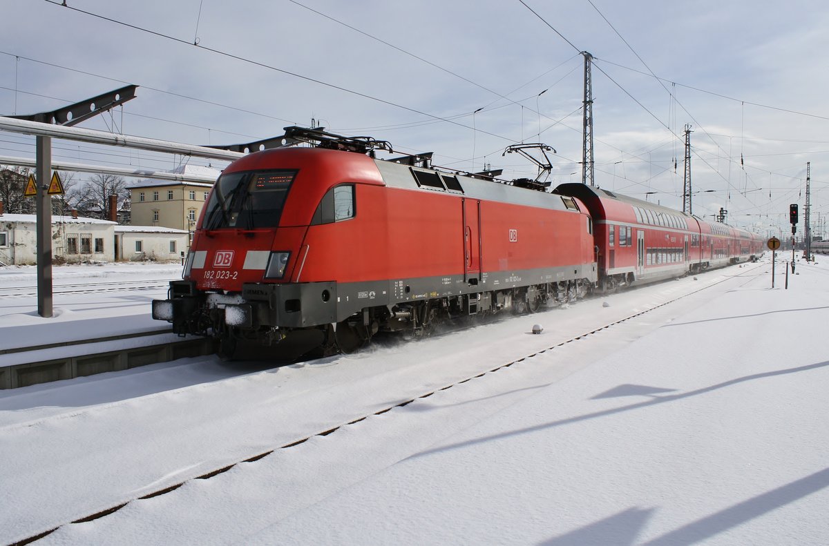 182 023-2 erreicht am 27.2.2018 mit dem RE5 (RE92424) von Oranienburg den Rostocker Hauptbahnhof.