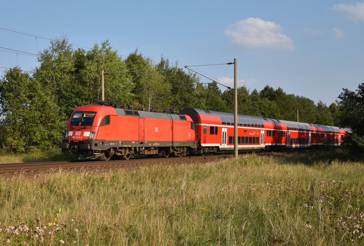 182 023-2 in Front des Hanse-Express als RE1, kurz vor der Einfahrt am Bahnhof Büchen. 3km östlich von Büchen, 03.09.2018.