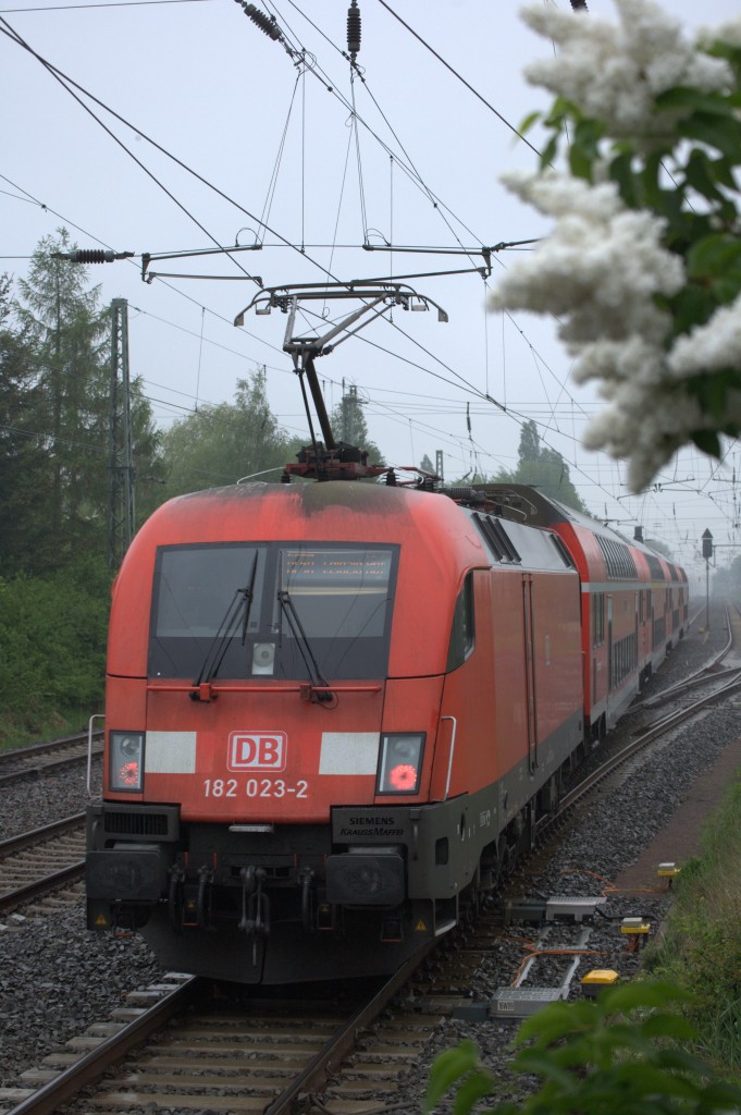 182 023-2 mit dem RE Saxonia bei der Ausfahrt aus Priestewitz. 02.05.2014 10:52 Uhr.