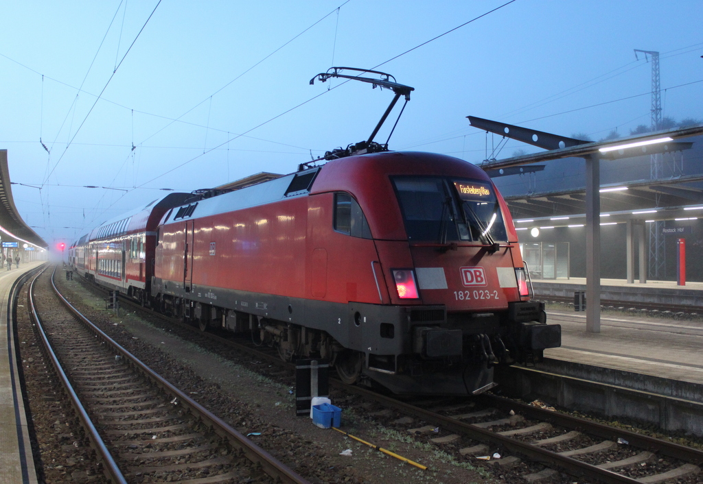 182 023-2 mit RE 94055 von Rostock Hbf nach Frstenberg(Havel) kurz vor der Ausfahrt um 06:34 Uhr im Rostocker Hbf.22.09.2017