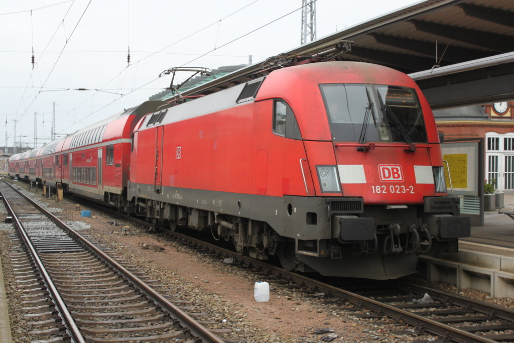 182 023-2 mit RE4310(Rostock-Hamburg)kurz vor der Ausfahrt im Rostocker Hbf.08.01.2017